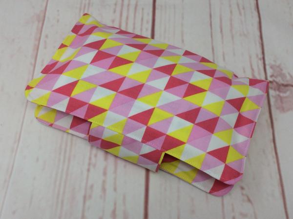Windeltasche im Design Retro Dreiecke, Innentaschen, Klettverschluss, mit Namen personalisierbar, Farbe rosa